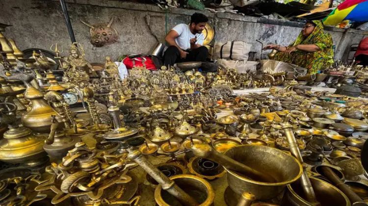 Explore Flea Markets at FC Road and Juna Bazaar – Treasure Hunting