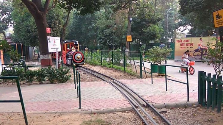 stroll-through-rakh-bagh-park